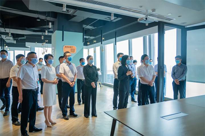 長沙市委書記胡衡華赴楷林國際 調研岳麓區經濟社會發展情況