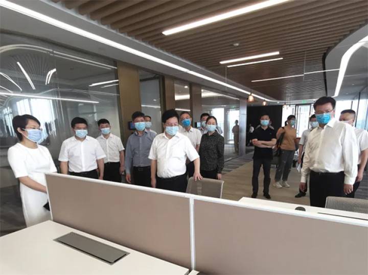 長沙市委書記胡衡華赴楷林國際 調研岳麓區經濟社會發展情況