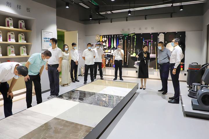 金沙集團管理層一行走進楷林考察交流 金沙集團管理層一行走進楷林考察交流